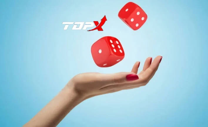 Mão feminina com unhas vermelhas lançando dois dados vermelhos sobre fundo azul claro, com o logotipo da TopX no alto